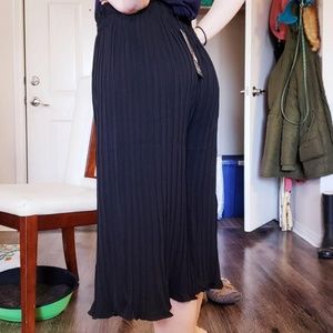 KD Beautiful Black Pleated Capris Pants